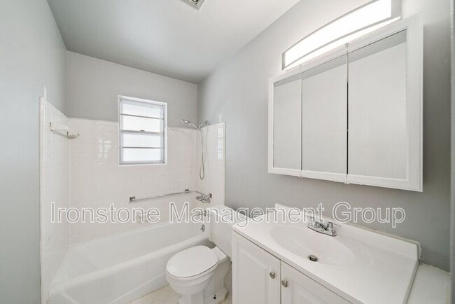 Building Photo - 5822 E 35th St