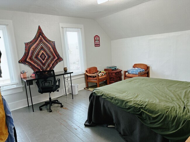 Building Photo - PRELEASE: 4bd/2ba next to Aslan Brewing Downtown