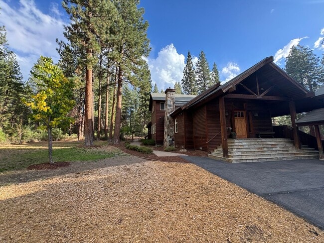 Building Photo - Luxury Mountain Retreat: 4-Bedroom Home wi...