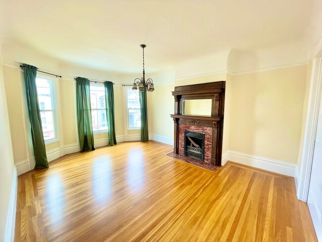 Building Photo - Wonderful Light and Bright Top Floor 2BR/1...