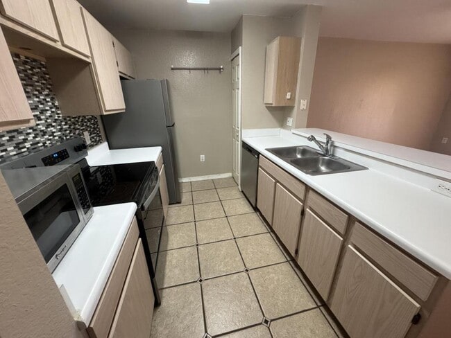 Building Photo - 5455 Vineland Rd