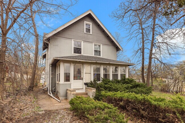 Building Photo - 2105 Como Ave