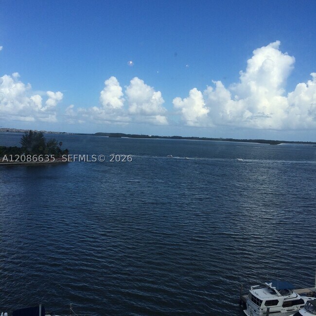 Building Photo - 905 Brickell Bay Dr