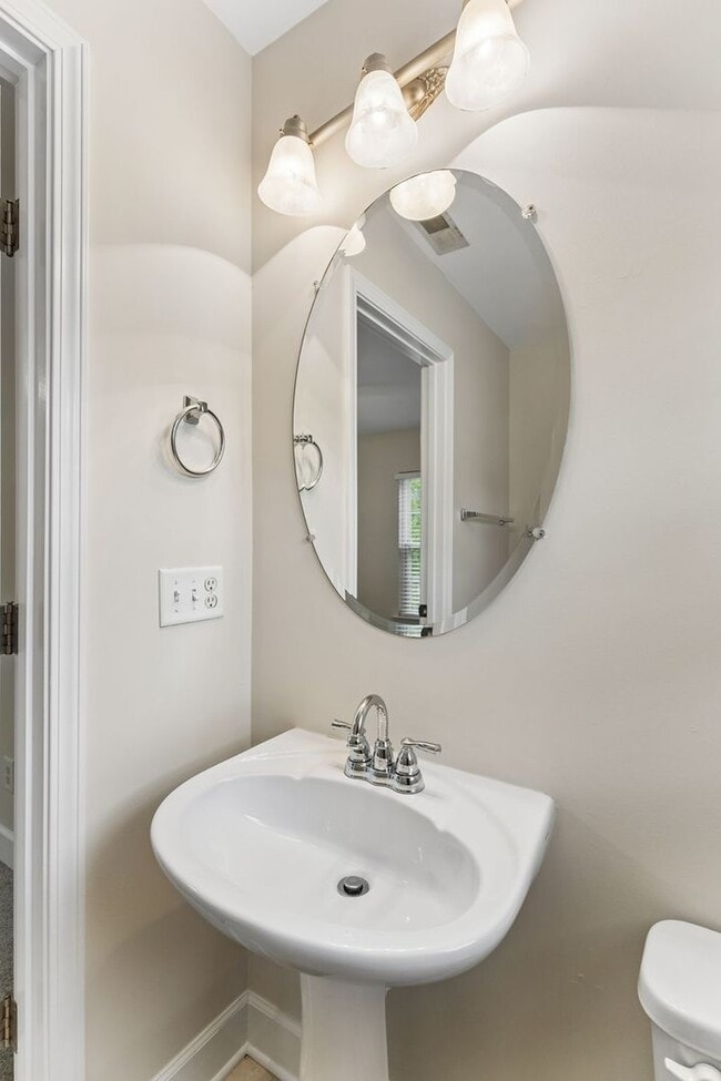 Building Photo - Beautifully maintained 3-bedroom, 2-bath townhome in Nashville’s highly desirable Lennox Village