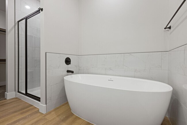 Building Photo - LEASE TAKE OVER PLEASE CALL TENANTS BRITTNEY 480-868-7733 OR Gunner Norton 480-450-0666 -FOR THIS...