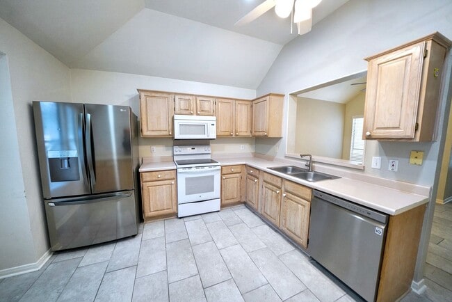 Building Photo - Beautiful Home in the desirable Shavano Ga...