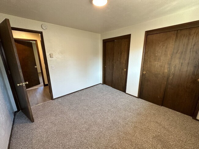 Building Photo - EVERGREEN1574-1594