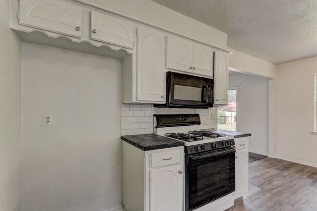 Building Photo - Cozy & Stylish Living Near ESA Park with F...