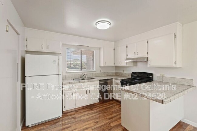 Building Photo - 908 Minaker Dr