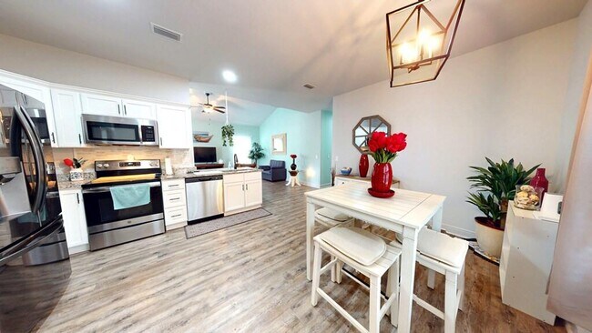 Building Photo - 105 Saunders Cir