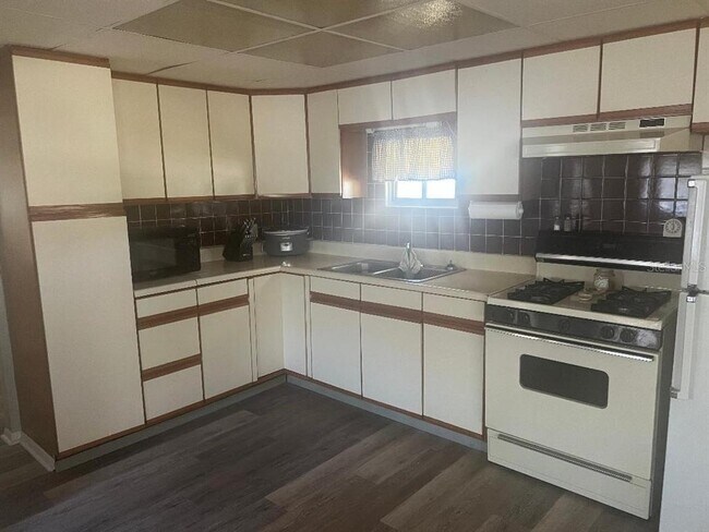 Building Photo - 1949 Hess Dr