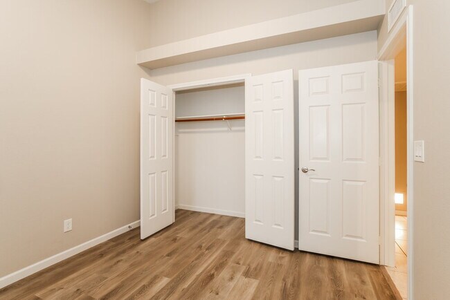 Building Photo - 707 W Mesquite St