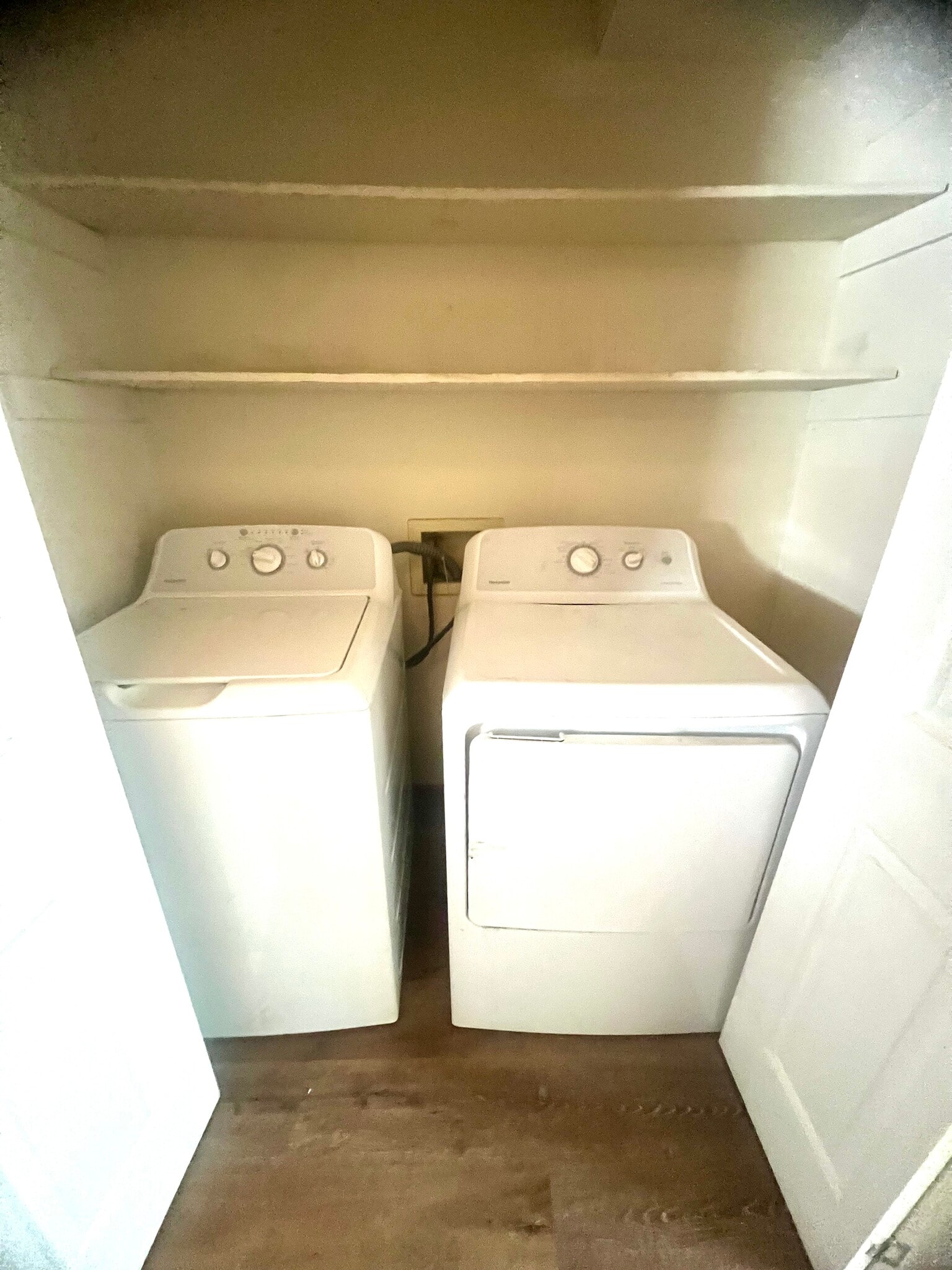 Laundry closet-hallway - 3206 Crestwood Dr