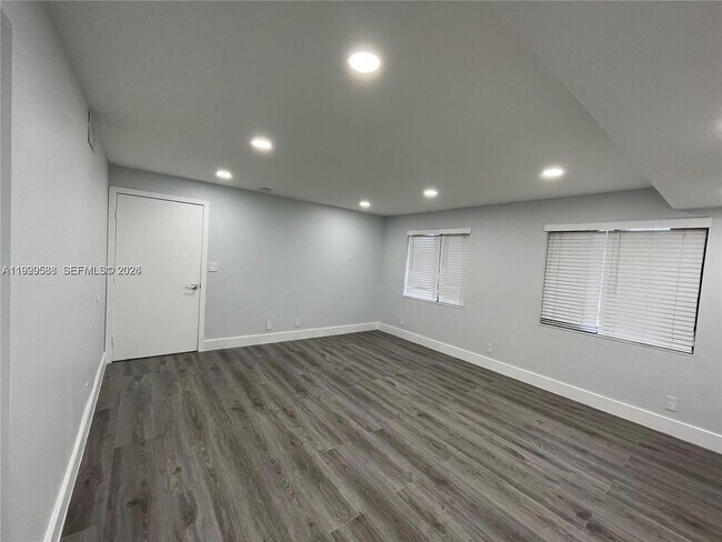 Building Photo - 4725 SW 62nd Ave