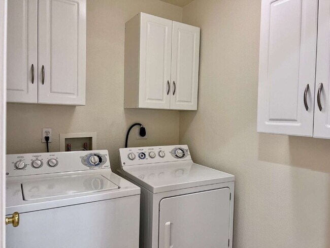 Building Photo - Beautiful 3 Bed/2.5 Bath End Unit Two-Level Townhome! Wonderful Deck off Living Room with backyar...