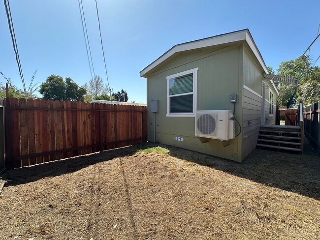 Building Photo - Newer West Sac Home