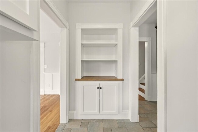 Building Photo - 22 Lewis St