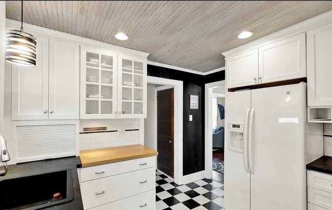 Building Photo - 813 N Franklin St