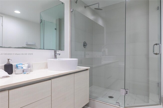 Building Photo - 2600 E Hallandale Beach Blvd