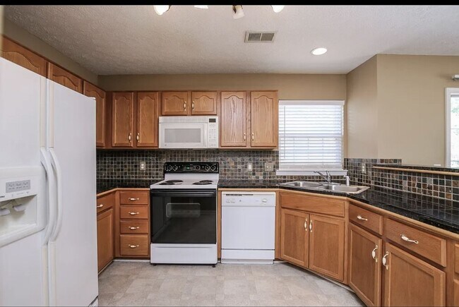 Building Photo - 3 Bedroom with Fenced Yard