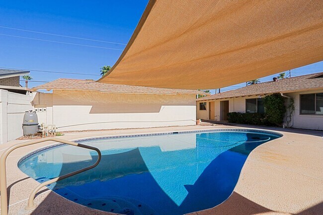 Building Photo - 6203 N 12th Pl