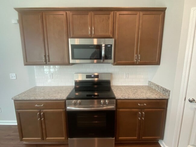 Building Photo - Spacious 4 Bedroom - great location