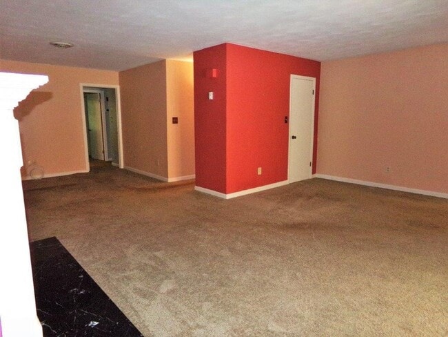 Building Photo - 376 Merrimac Trail