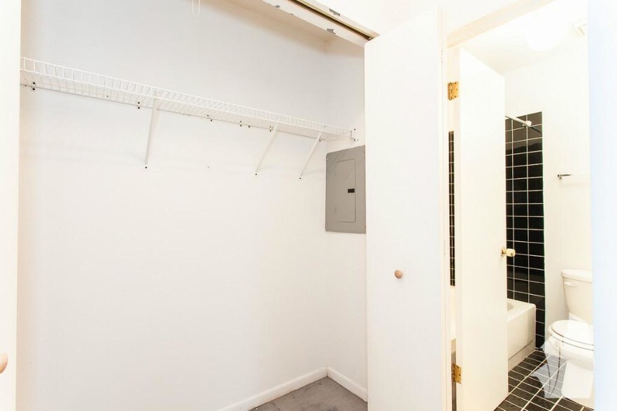 Building Photo - 2057 W Dickens Ave