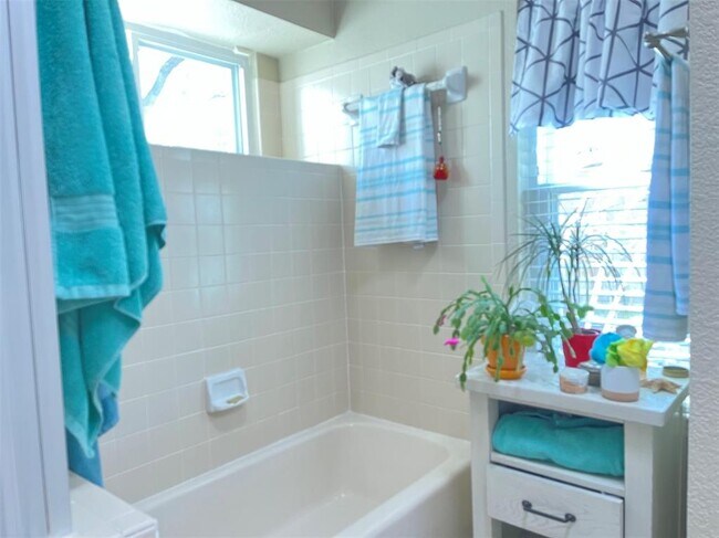 Building Photo - 6401 Woodcrest Dr