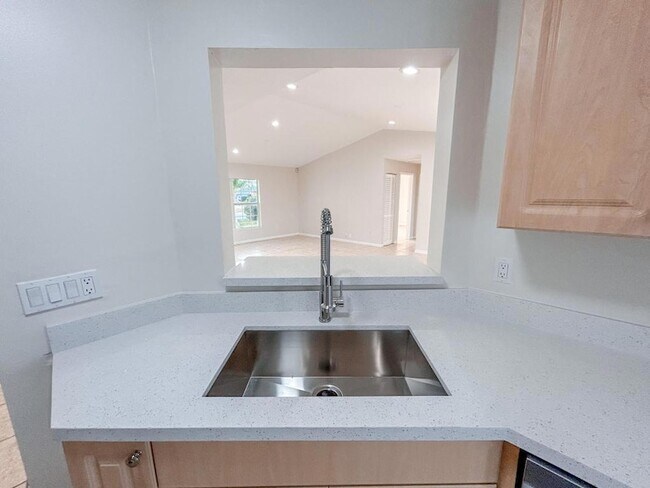 Building Photo - 1901 SW McAllister Ln