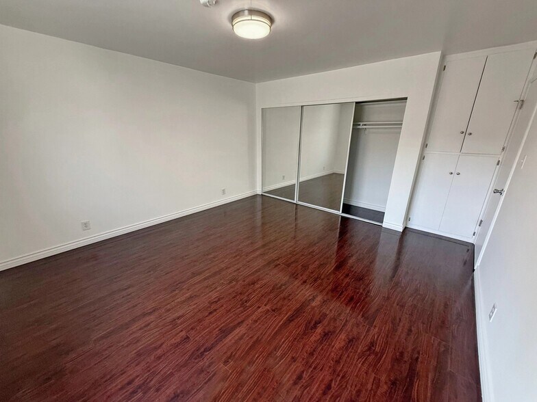 Building Photo - 536 N Sweetzer Ave