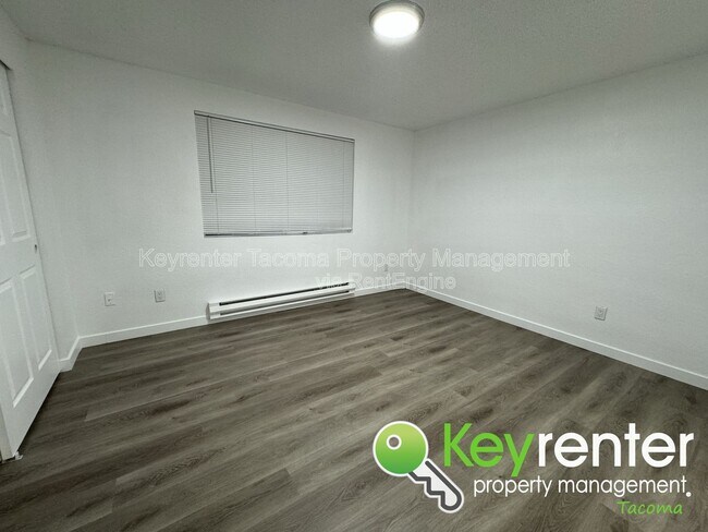 Building Photo - 15909 18th Ave Ct E