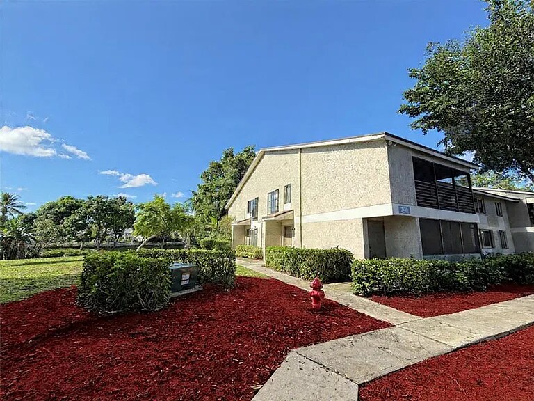 Building Photo - 709 Gardens Dr