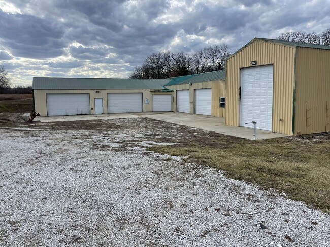 Building Photo - FOR RENT! 6 Bedroom 3 Bathroom in Moscow Mills, MO!
