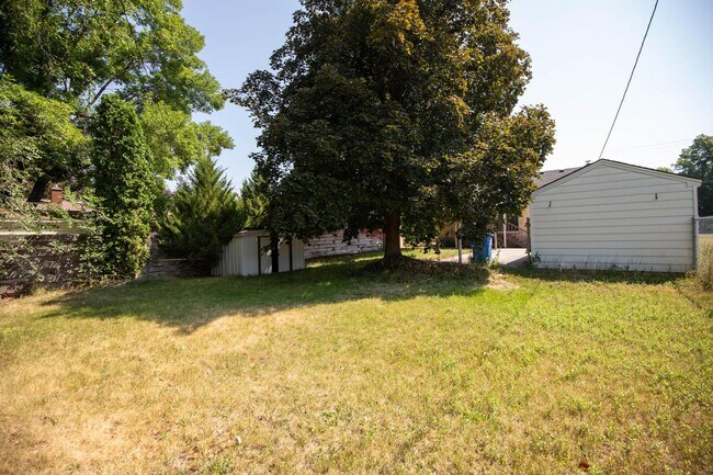 Building Photo - 381 N 200 W