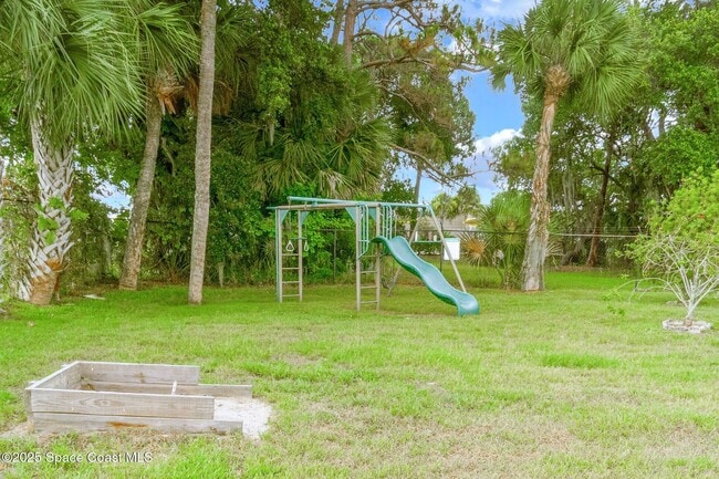 Building Photo - 135 Blue Lake Pl