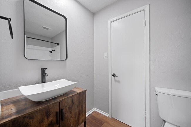 Building Photo - Diamond Villas