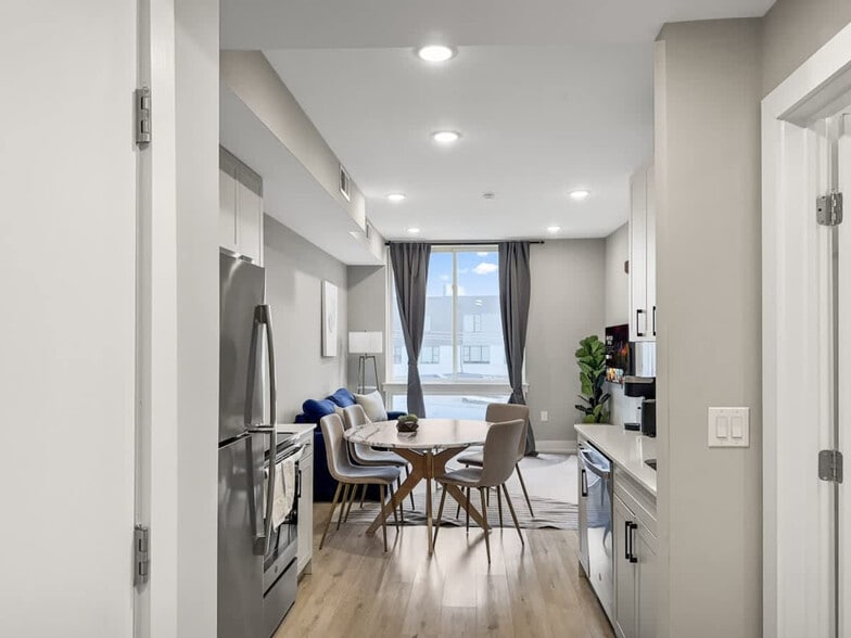 Building Photo - 901 Canal St