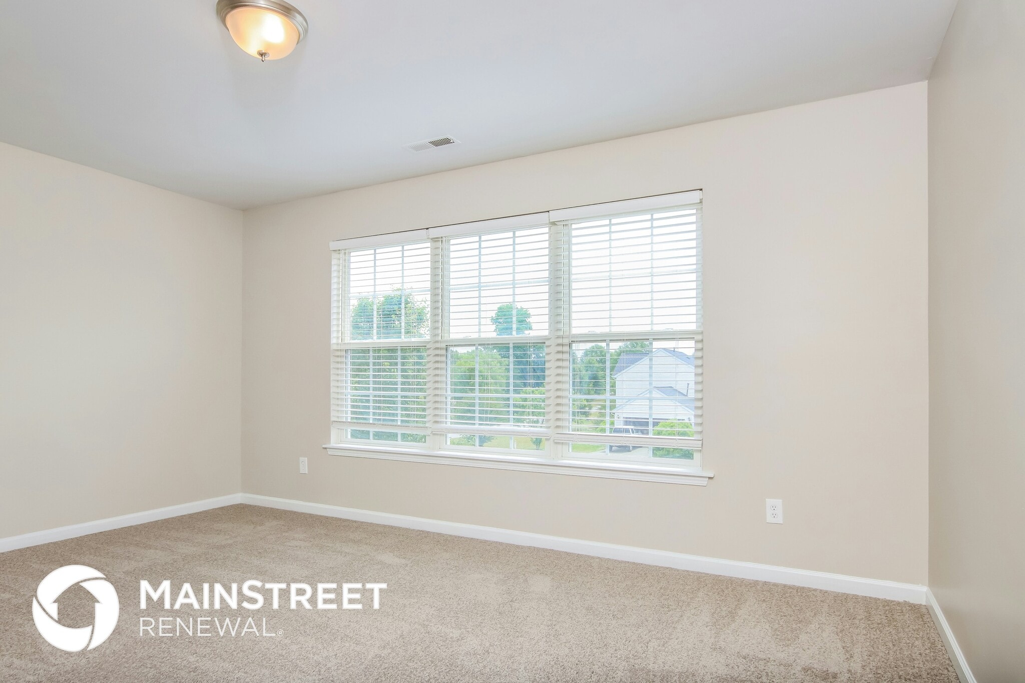 Building Photo - 2060 Hidden Pond Dr