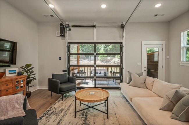 Building Photo - 207 Stonecrest Cir