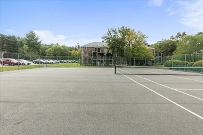 Building Photo - 2 bedroom in sought after Heritage Green Condo Association