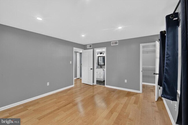 Building Photo - 7742 New Providence Dr