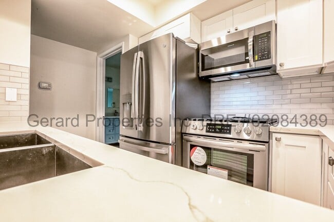 Building Photo - 3 bedroom Townhome with downstairs primary...