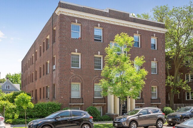 Building Photo - 2733 Girard Ave S