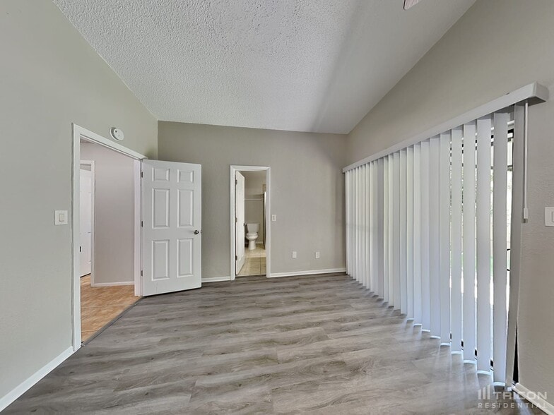 Building Photo - 860 N Lake Sterling Ct