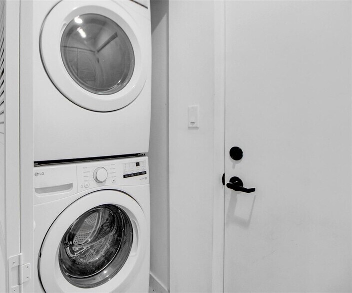 Building Photo - 320 NW 13th Ct