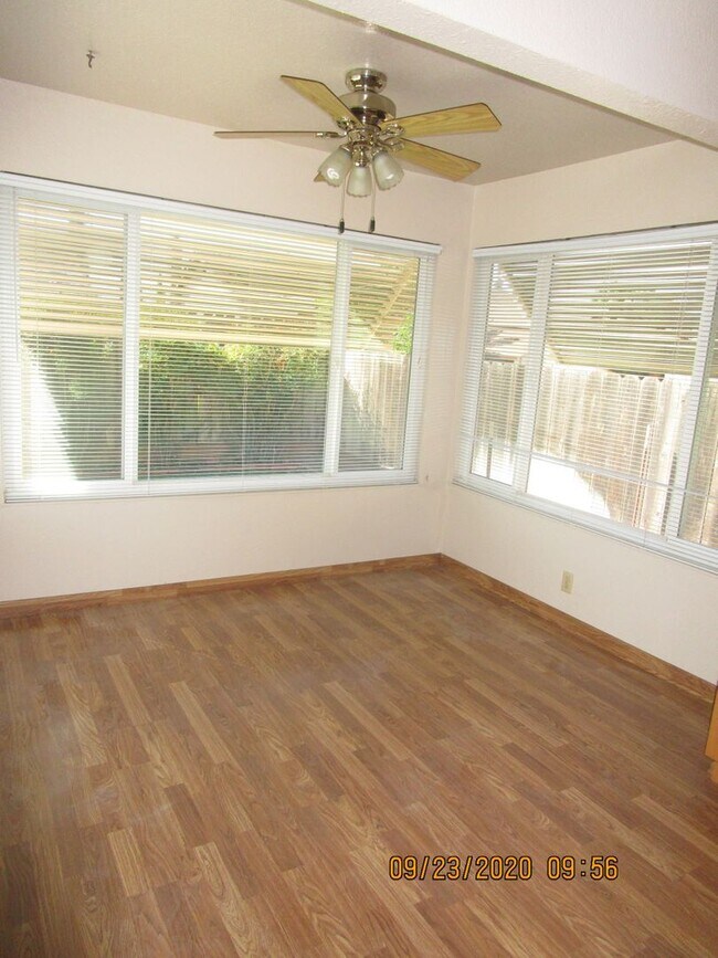 Building Photo - Nice Floorplan, Cute Yards - 4 Bedroom/2 B...