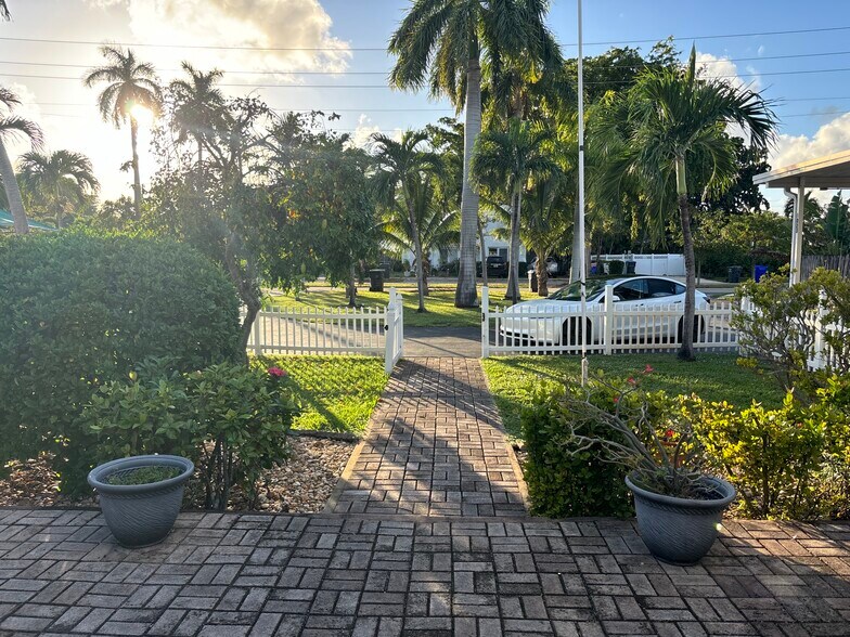 Building Photo - 1017 N 16th Ct