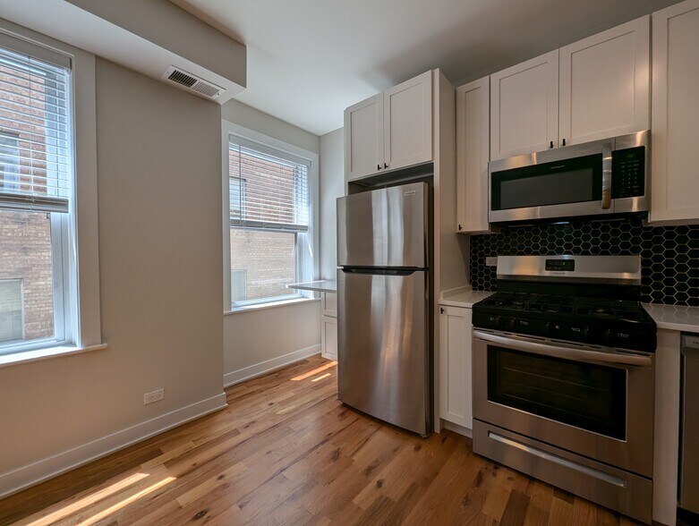 Building Photo - 648 W Wrightwood Ave