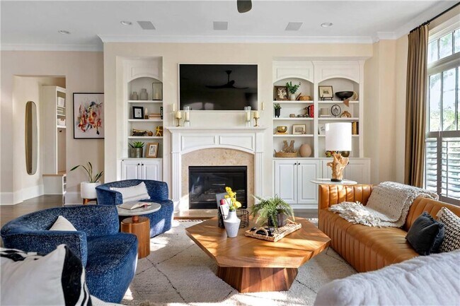 Building Photo - 582 St Charles Ave NE